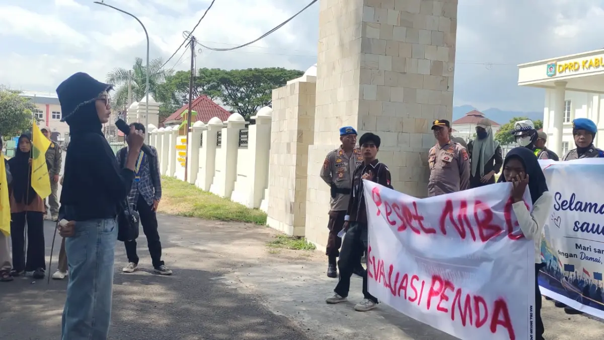 SAMPAIKAN ASPIRASI: Mahasiswa yang tergabung dalam PMII Cabang Lombok Utara menggelar aksi di depan kantor dewan, Rabu (24/6).
