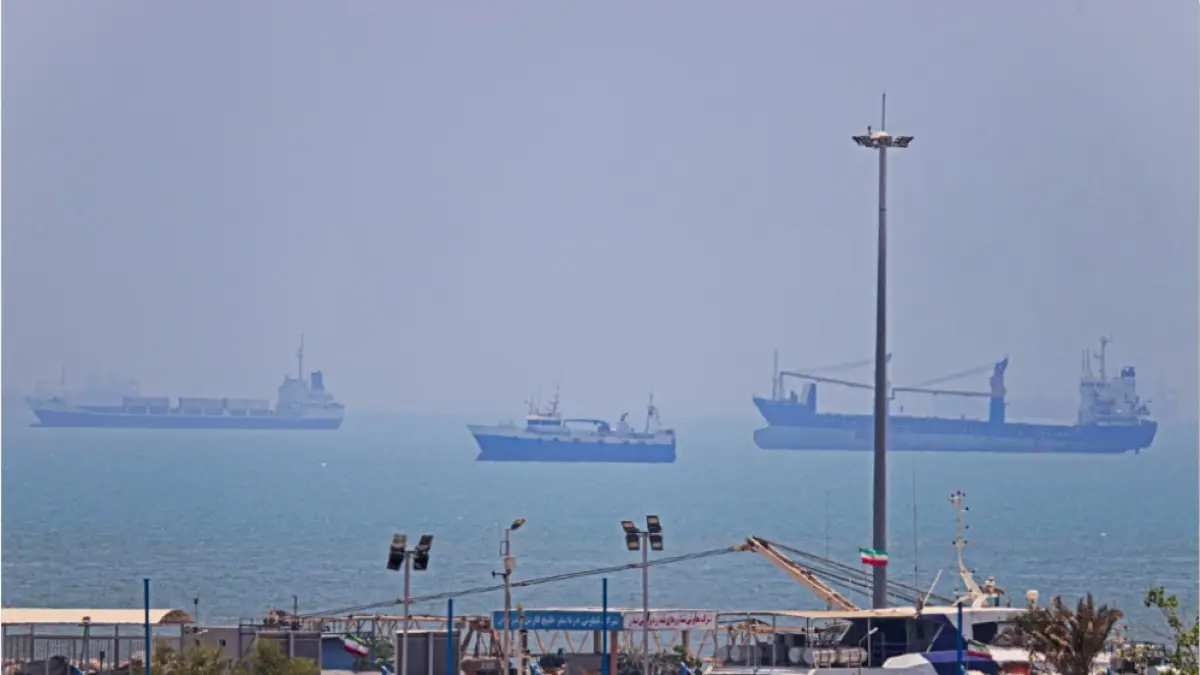 SELAT HORMUZ: Kapal-kapal berlabuh di Bandar Abbas di sepanjang Selat Hormuz pada Kamis (18/6). Amerika Serikat menolak adanya pungutan tarif di Selat Hormuz oleh Iran karena merupakan jalur pelayaran Internasional. (AMIRHOSSEIN KHORGOOEI / ISNA / AFP)