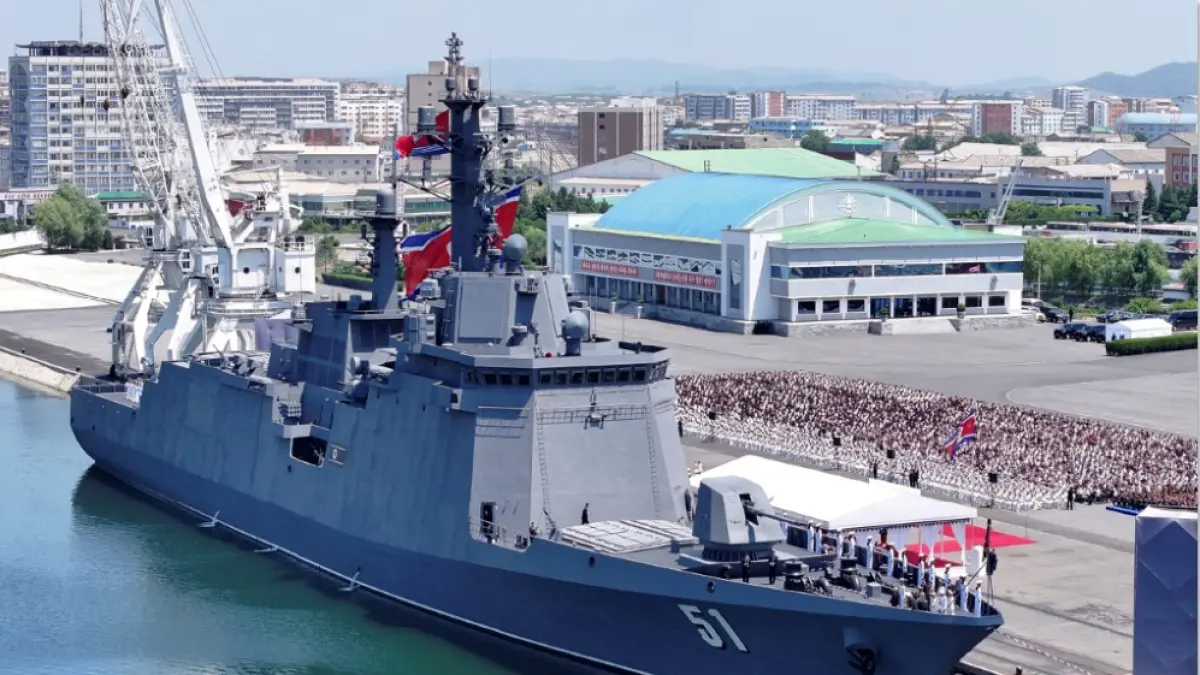 SIAP TEMPUR: Korea Utara melakukan uji coba rudal dari dek kapal perusak terbaru Korea Utara, Choe Hyon, di lepas pantai lokasi yang tidak diungkapkan di Korea Utara. (STR / KCNA VIA KNS / AFP)