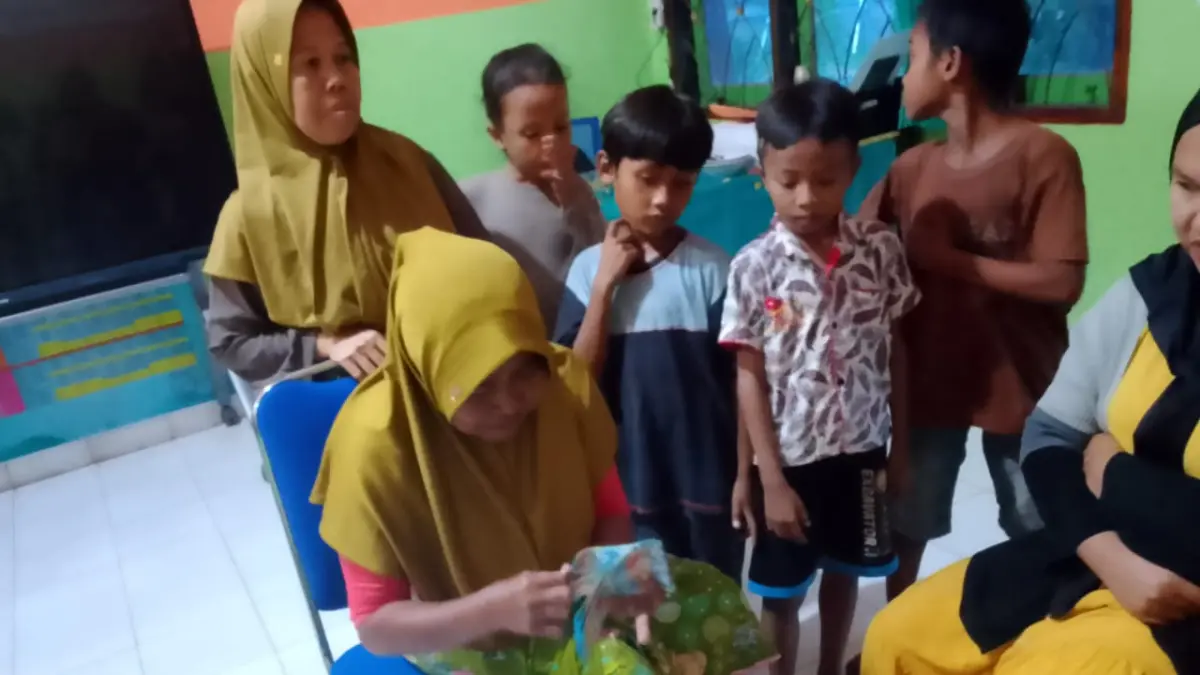 TERIMA PENGEMBALIAN: Suasana proses verifikasi dan pengembalian uang tabungan siswa yang berlangsung di SDN 5 Babussalam, Kamis (26/6).