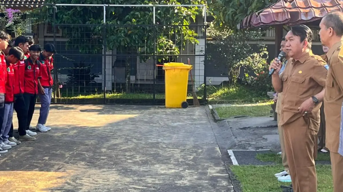 TERJUN KE INDUSTRI: Kepala SMKN 1 Lingsar Ahmad Sabli (pegang mik) melepas siswa yang akan PKL di berbagai DUDI di sekolah setempat, Senin (22/6).