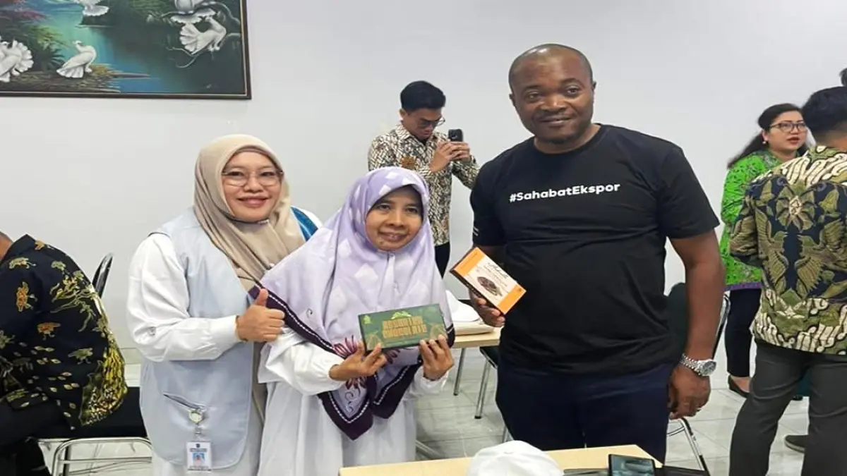 COACHING: Kepala Bidang Pengembangan Perdagangan Luar Negeri (PPLN) Disperindag NTB Aryanti Dwiyani (kiri) mendampingi peserta UMKM NTB (tengah) dan perwakilan Ghana Exim Bank (kanan) dalam kegiatan coaching program for new exportir, Rabu (24/6). (IST/LOMBOK POST)