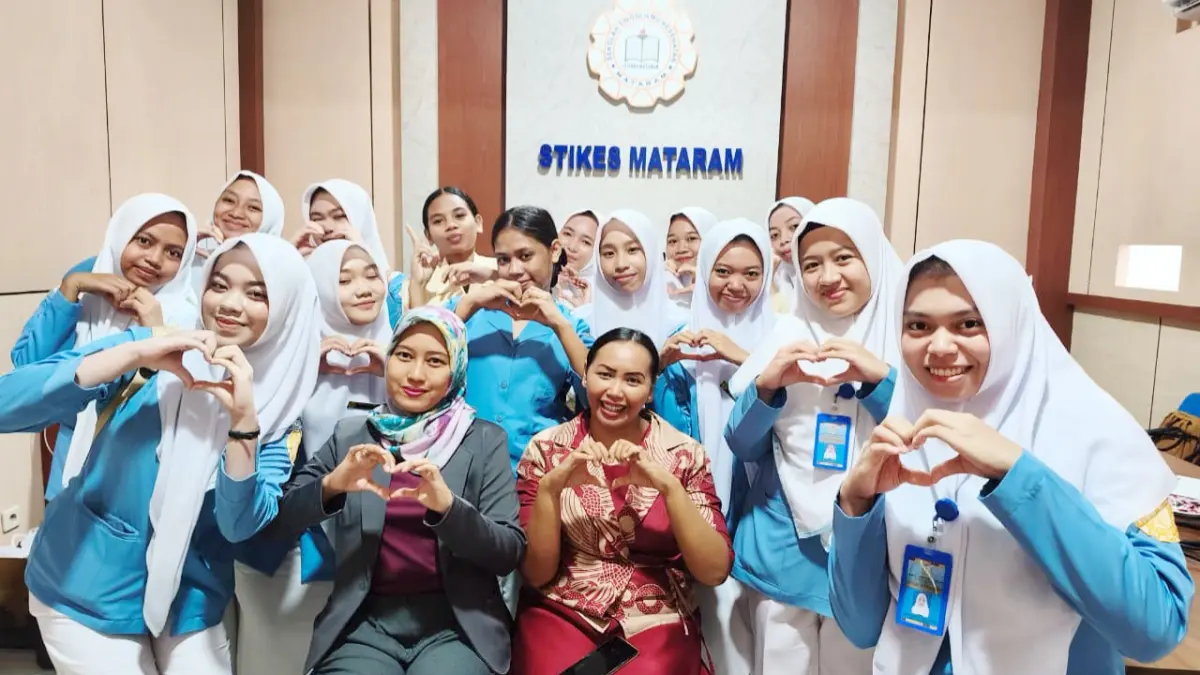 Unit Kegiatan Mahasiswa (UKM) English Club STIKES Mataram sukses menyelenggarakan workshop edukatif bertajuk "Trend Fades, English Stays" pada Kamis (25/6/2026).&nbsp;