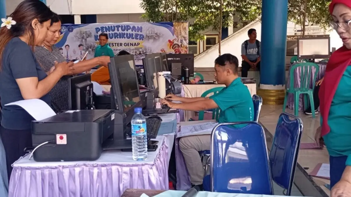 VERIFIKASI BERKAS: Seorang wali murid mendampingi anaknya memverifikasi berkas pada SPMB di SMPN 15 Mataram, Rabu (24/6).