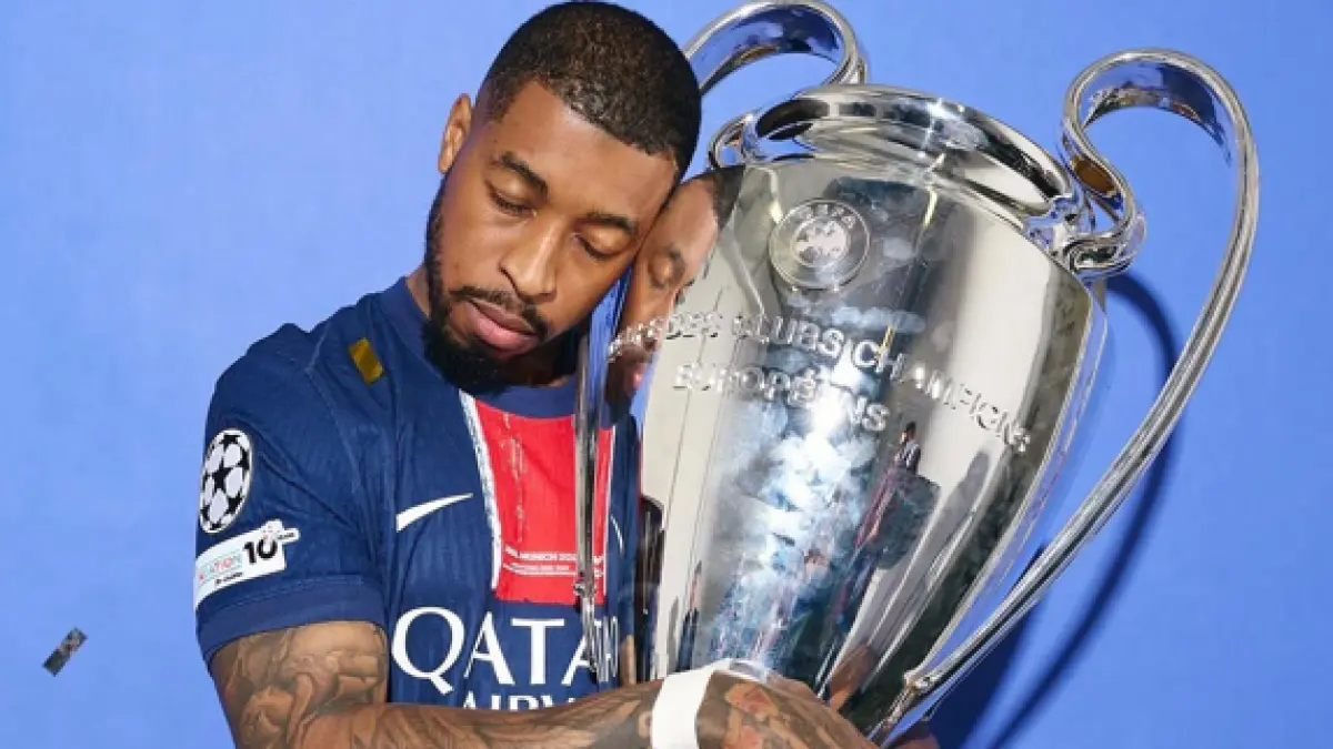 Bek PSG, Presnel Kimpembe, membagikan kisah perjalanan spiritualnya hingga akhirnya memeluk Islam dan mengunjungi Makkah. (Istimewa)