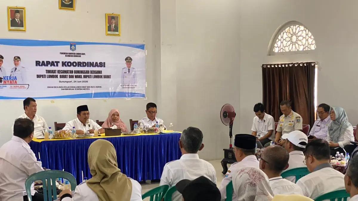 BERI ARAHAN: Bupati Lombok Barat Lalu Ahmad Zaini didampingi Wakil Bupati Nurul Adha memimpin rapat koordinasi bersama kepala desa se-Kecamatan Gunungsari di Kantor Camat Gunungsari, Rabu (24/6). (Toni/Lombok Post)