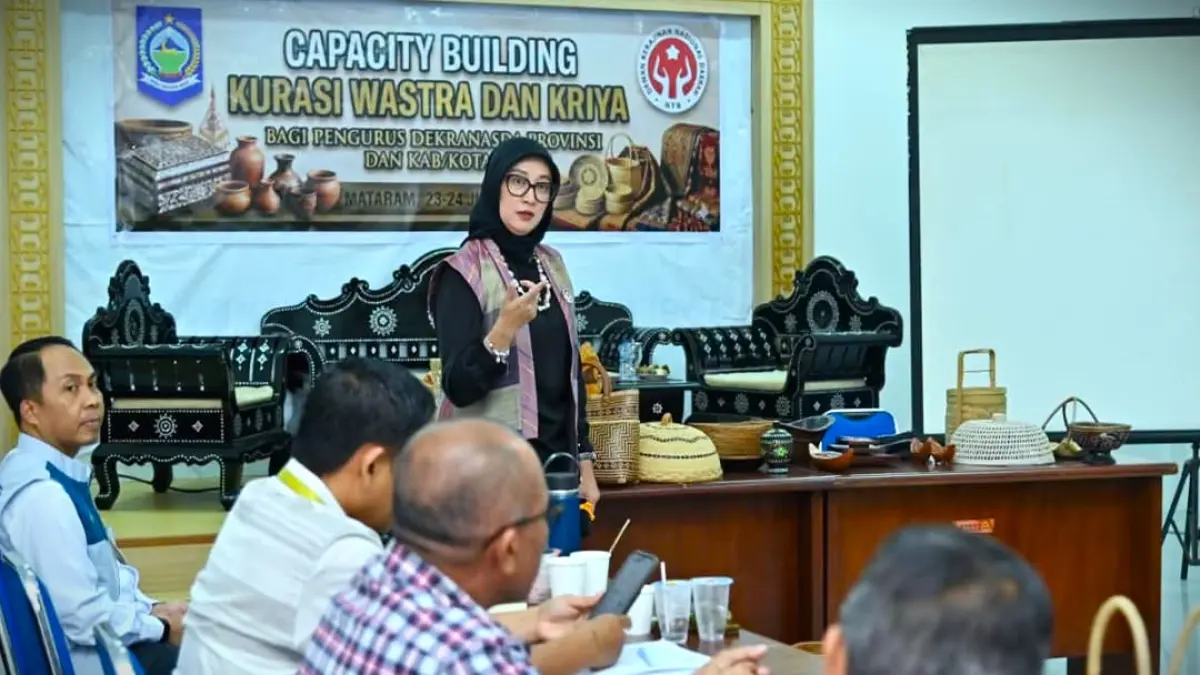 BERI ARAHAN: Ketua Dekranasda NTB Sinta Agathia Iqbal memberikan arahan dalam kegiatan Capacity Building Kurasi Wastra dan Kriya di PLUT KUMKM NTB, Rabu (24/6). (IST/LOMBOK POST)