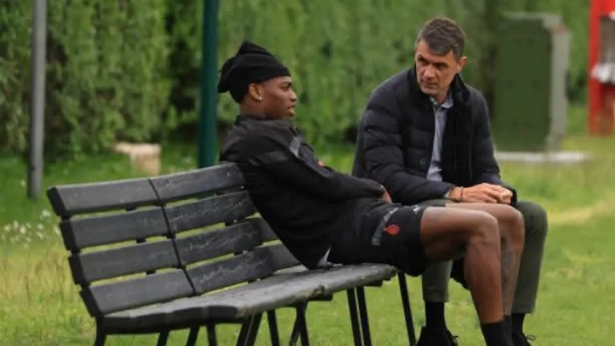 BICARA SERIUS: Legenda AC Milan Paolo Maldini dan Rafael Leao dalam sebuah momen. (Istimewa) 