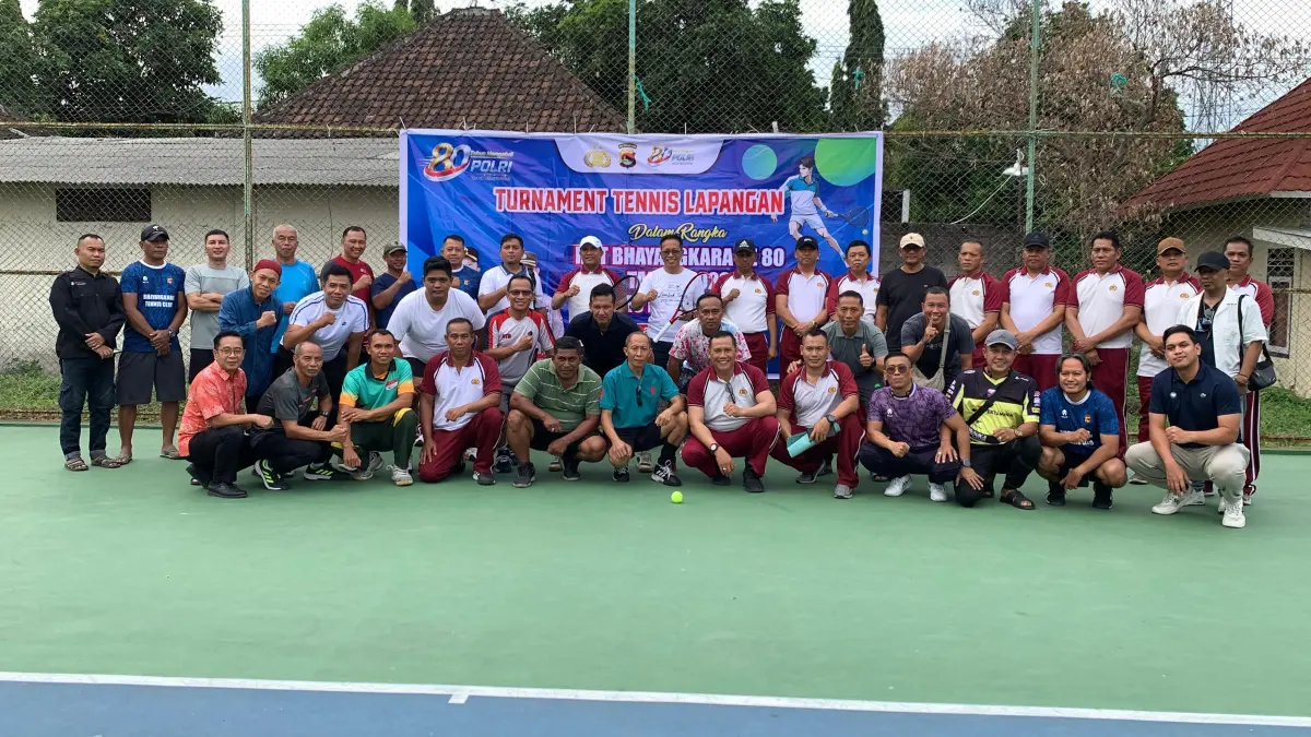 BUKA: Kapolres Lombok Timur saat membuka kegiatan turnament tenis lapangan dalam rangka memperingati hari bhayangkara ke 80 tahun. 