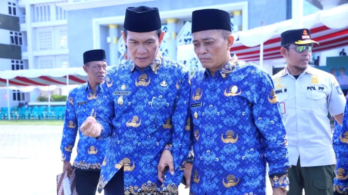 Bupati Loteng Lalu Pathul Bahri (kanan) dan Wabup M Nursiah (kiri) berjalan berdampingan usai berkegiatan di kantor bupati, beberapa waktu lalu. (Dewi/Lombok Post) 