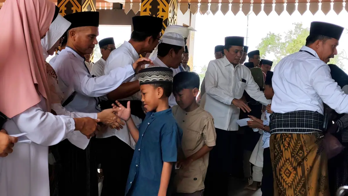 Bupati Loteng Lalu Pathul Bahri (tengah) beserta jajaran membagikan santunan kepada anak yatim piatu dalam acara Rahman Rahim Day di Bencingah Agung Masmirah, Loteng, Kamis (25/6), (Dewi/Lombok Post) 