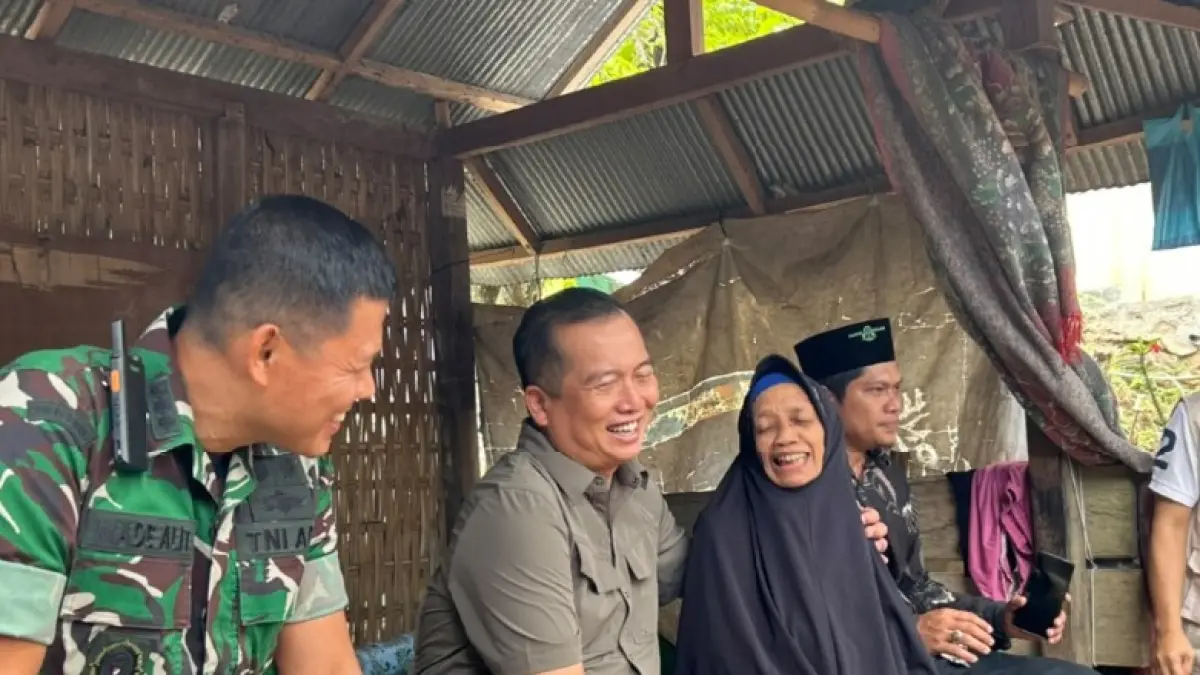 DESA BERDAYA: Gubernur NTB Lalu Muhamad Iqbal saat dialog dengan warga penerima manfaat program Desa Berdaya di Desa Mekarsari, Lombok Barat, Kamis (25/6). (DISKOMINFOTIK NTB/LOMBOK POST)
