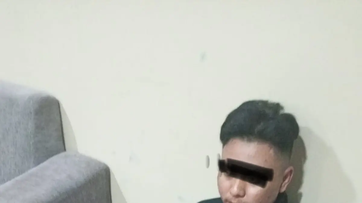 DITANGKAP: Terduga pelaku penganiayaan terhadap mahasiswa saat diamankan di Polres Lombok Timur.