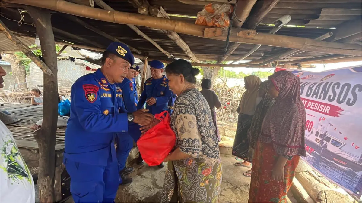 Jjajaran Ditpolairud Polda NTB menyalurkan bantuan sosial kepada masyarakat pesisir di Kecamatan Sekotong, Lombok Barat, Kamis (25/6).