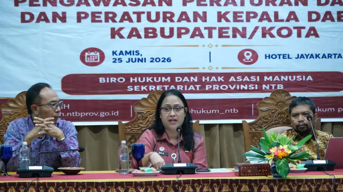 Kepala Kanwil Kemenkum NTB I Gusti Putu Milawati bersama jajaran pemerintah daerah saat kegiatan pengawasan produk hukum daerah di Hotel Jayakarta, Lombok Barat, Kamis (25/6).