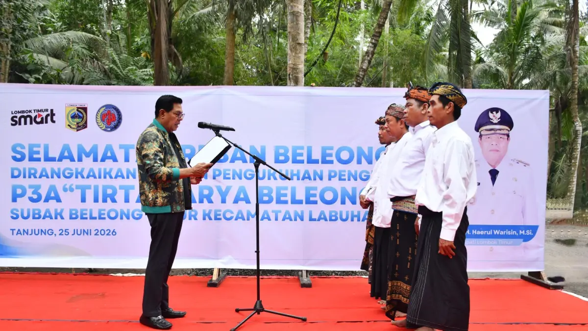 LANTIK: Bupati Lombok Timur Haerul Warisin (kiri) melantik P3A Tirta Karya Beleong, Kelurahan Tanjung, Kecamatan Labuhan Haji, Kamis (25/6)