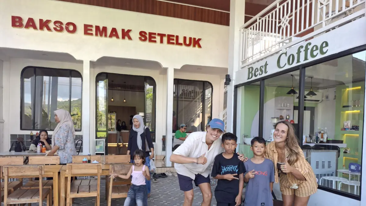Momen seru wisatawan mancanegara saat menikmati semangkuk kehangatan Bakso Emak Seteluk. Mereka membuktikan sendiri kalau resep kuah rempah asli warisan Emak dan full daging sapi segar dari peternak lokal kami emang beneran bikin nagih!