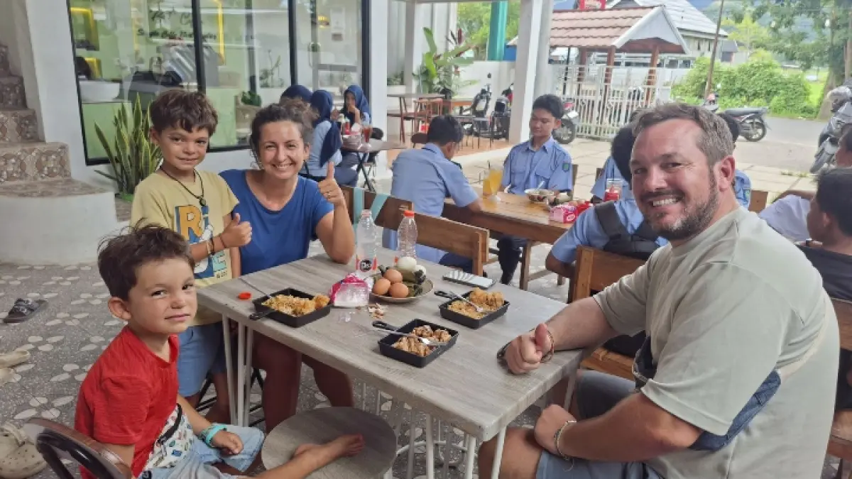 Momen seru wisatawan mancanegara usai menikmati berbagai menu kehangatan Bakso Emak Seteluk.