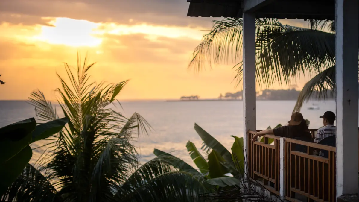 NIKMATI SUNSET: Wisatawan lokal di salah satu spot santai di Senggigi, Lombok Barat, belum lama ini. (IVAN/LOMBOK POST)