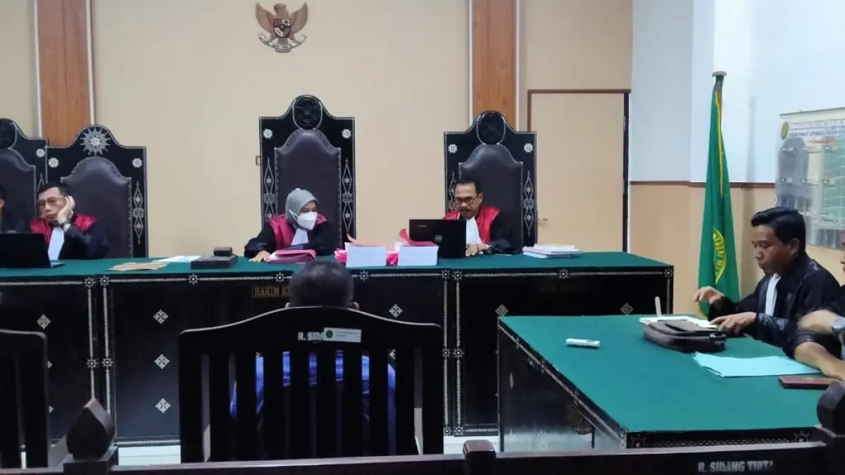 PK TETAP BERJALAN: Terdakwa Sentot memberikan keterangan saat diperiksa di Pengadilan Tipikor, beberapa waktu lalu. (DOK LOMBOK POST)

