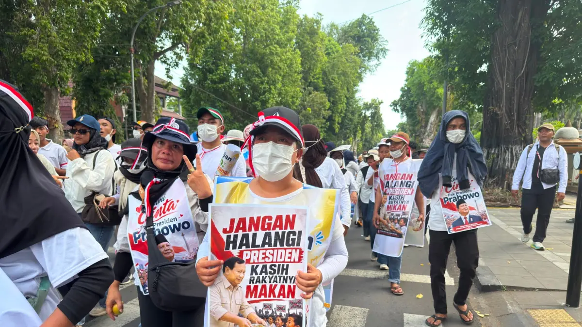 PROGRAM NASIONAL: Massa aksi damai saat menyuarakan keberlanjutan program MBG, berlangsung di jalan Pejanggik, Mataram, Senin (22/6). (YUYUN/LOMBOK POST)
