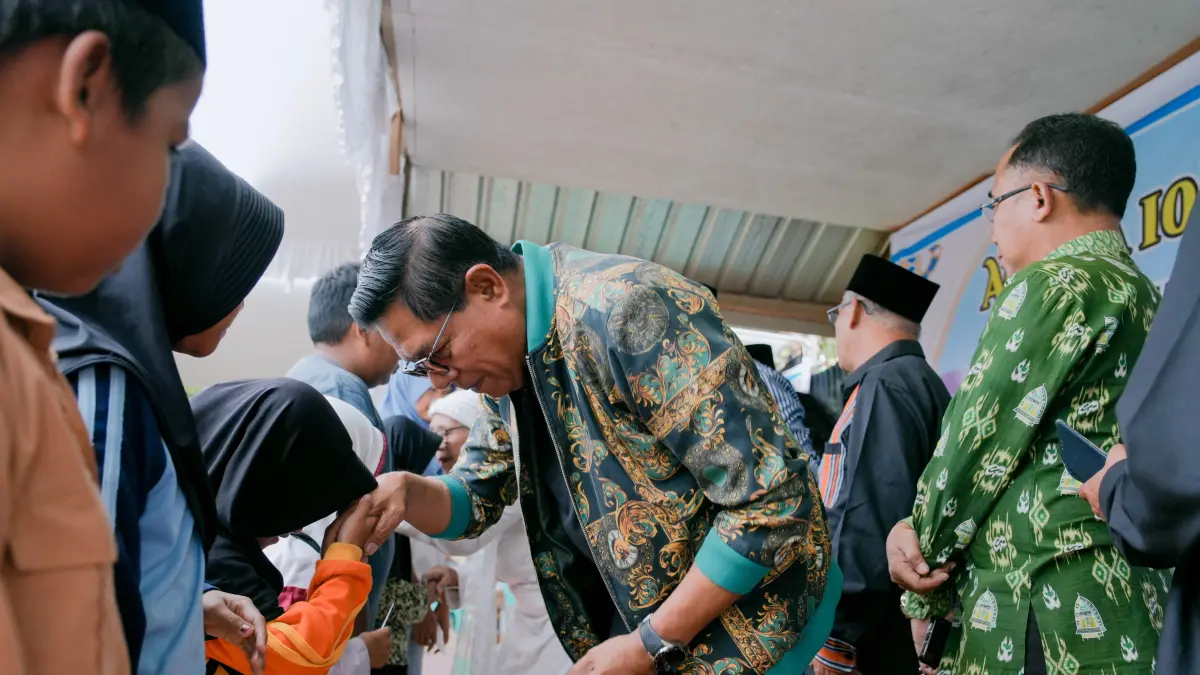 SANTUNI: Bupati Lombok Timur Haerul Warisin saat menyantuni anak yatim piatu pada peringatan 10 muharram di Montong baan selatan. 