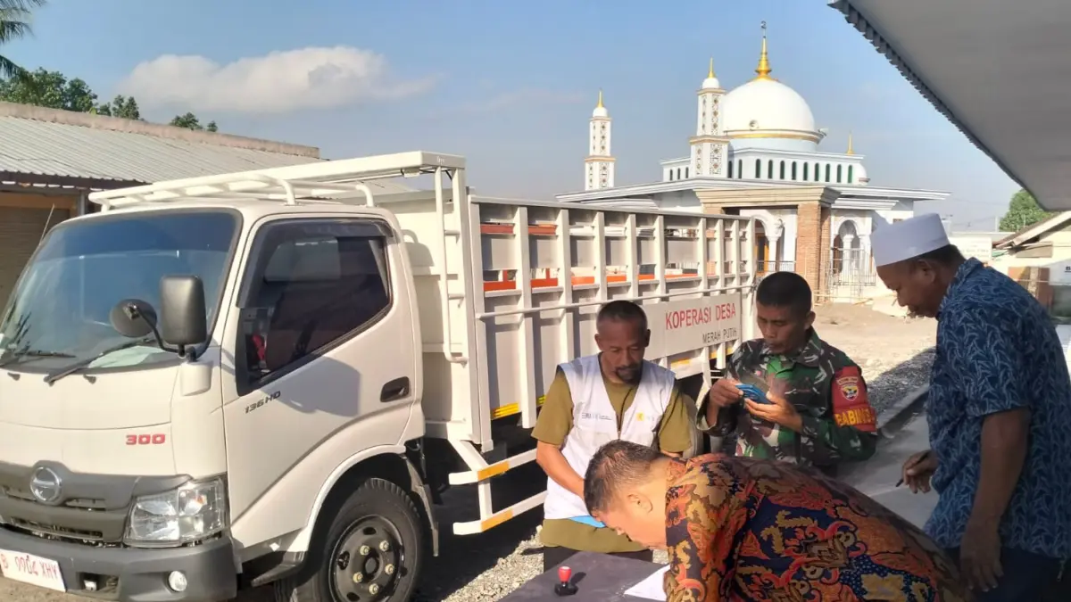 SEGERA BEROPERASI: Lurah Gerung Selatan menerima bantuan satu unit truk operasional KDKMP yang diserahkan oleh PT Agrinas Pangan Nusantara, Kamis (25/6). (Toni/Lombok Post)
