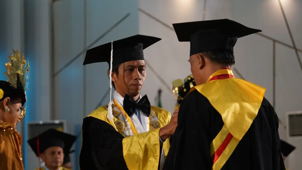 SELAMAT YA: Rektor Unram Prof Sukardi mewisuda mahasiswa di Gedung Auditorium M. Yusuf Abu Bakar, Kamis (25/6).

