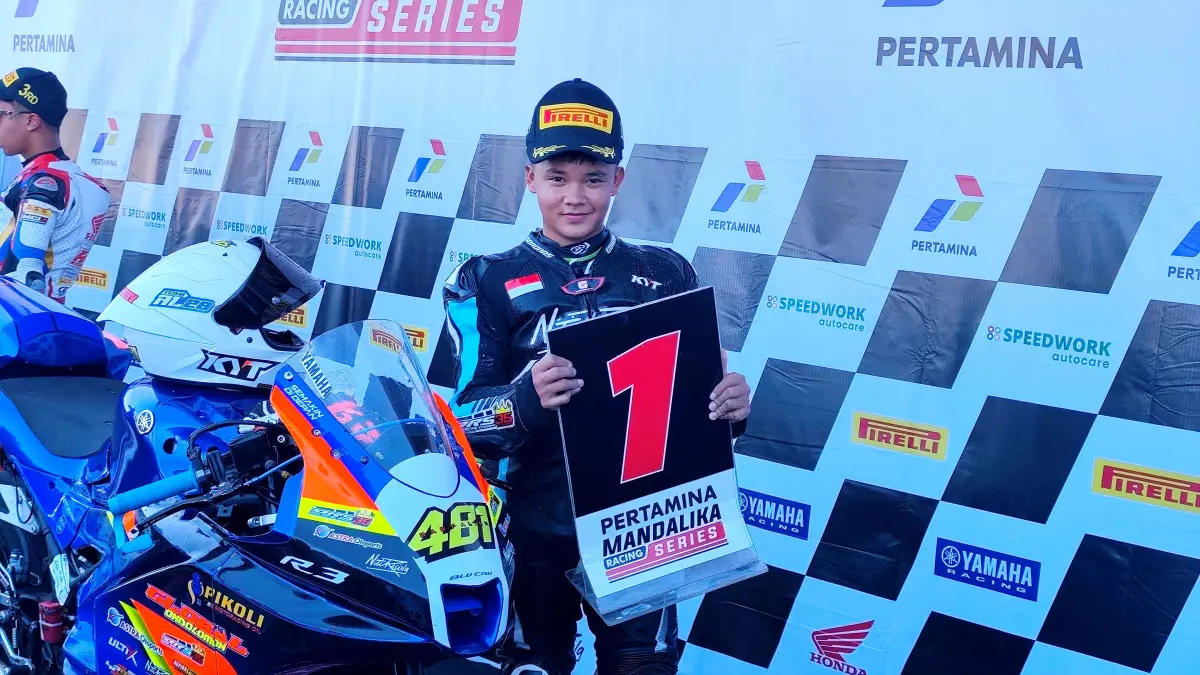 TAMPIL TENANG: Pembalap asal DKI Jakarta M Abid Ashar Musyafa sapu bersih podium tertinggi kelas Junior Sport 250 cc U-18 Mandalika Racing Series (MRS) 2026 putaran kedua di Sirkuit Internasional Mandalika, Loteng, pekan lalu. (Dewi/Lombok Post) 