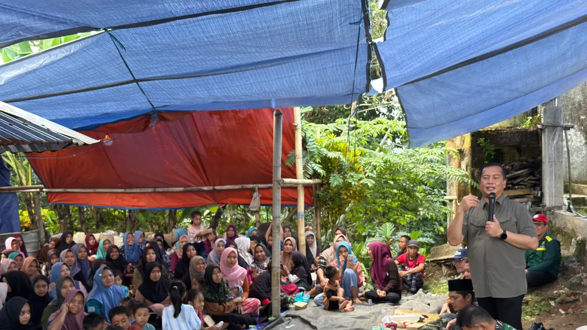 TATAP MUKA: Gubernur NTB Lalu Muhamad Iqbal (berdiri) saat berdialog dengan warga Desa Mekarsari, dalam kunjungan kerja ke penerima manfaat program Desa Berdaya, Kamis (25/6). (YUYUN/LOMBOK POST).