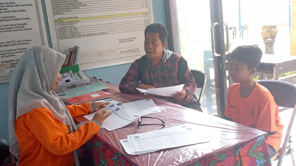 TUNGGU PENGUMUMAN: Seorang calon siswa didampingi orang tuanya menunggu pengumuman jalur prestasi di SMPN 16 Mataram, Kamis (25/6).

