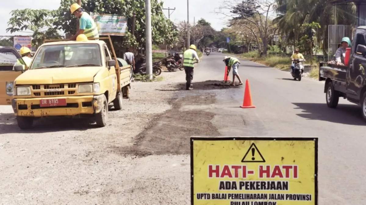 UPTD Balai Pemeliharaan Jalan Provinsi Pulau Lombok melakukan pemeliharaan rutin jalan provinsi di ruas Praya-Keruak, beberapa hari lalu. Sampai Juni belum ada proyek infrastruktur yang dikerjakan melalui lelang.
