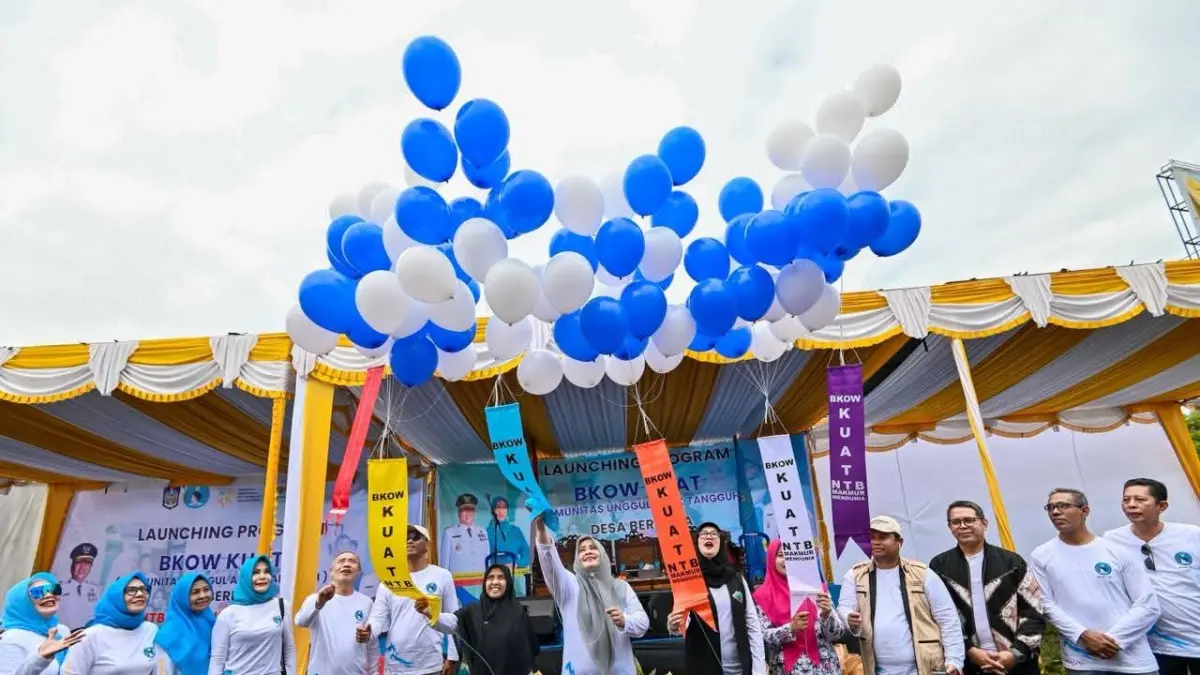 Wagub NTB Indah Damayanti Putri (tengah) bersama Ketua TP-PKK NTB Sinta Agathia M Iqbal bersiap melepas rangkaian balon peresmian BKOW KUAT di Desa Barabali, Batukliang, Loteng, Kamis (25/6).