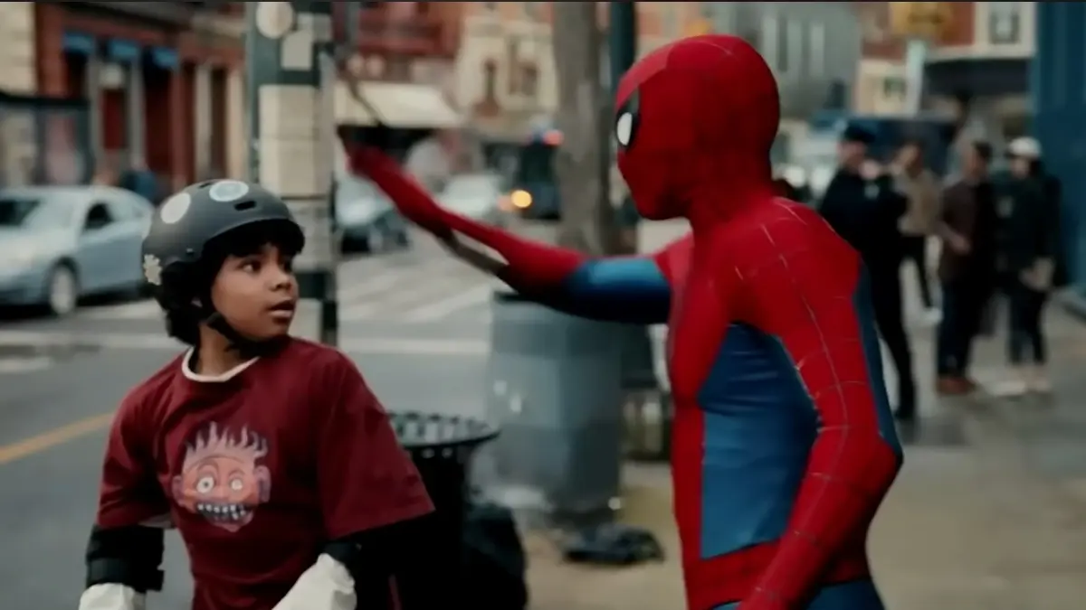 Adegan Spider-Man menyelamatkan seorang anak. 