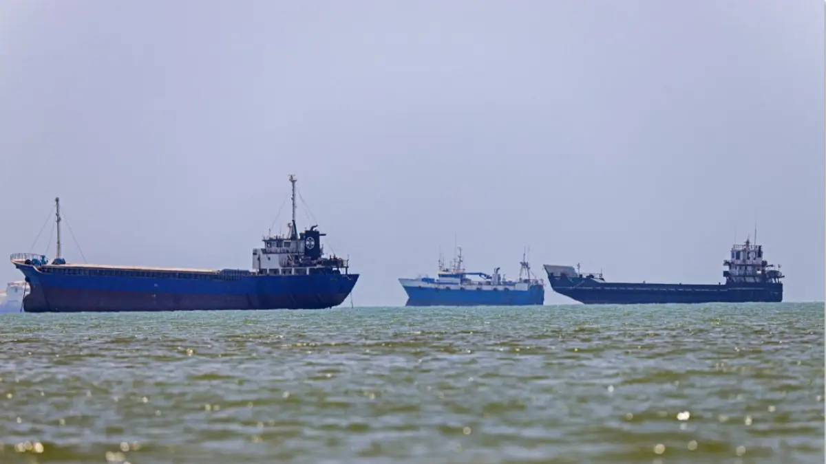 AKSES PELAYARAN: Sejumlah kapal berlabuh di Bandar Abbas di sepanjang Selat Hormuz, Iran, kemarin (26/6). Iran sedang mengatur tata kelola jalur maritim tersebut. (AMIRHOSSEIN KHORGOOEI / ISNA / AFP)