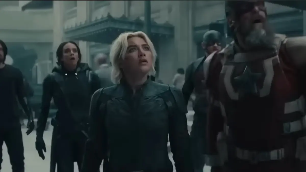 Aksi Florence Pugh saat memerankan karakter Yelena Belova.