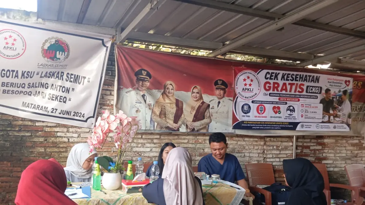AKSI SOSIAL: Anggota APKLI Kota Mataram yang melakukan pemeriksaan kesehatan gratis di Sekretariat APKLI Kota Mataram, Jumat (26/6). (IST/LOMBOK POST)