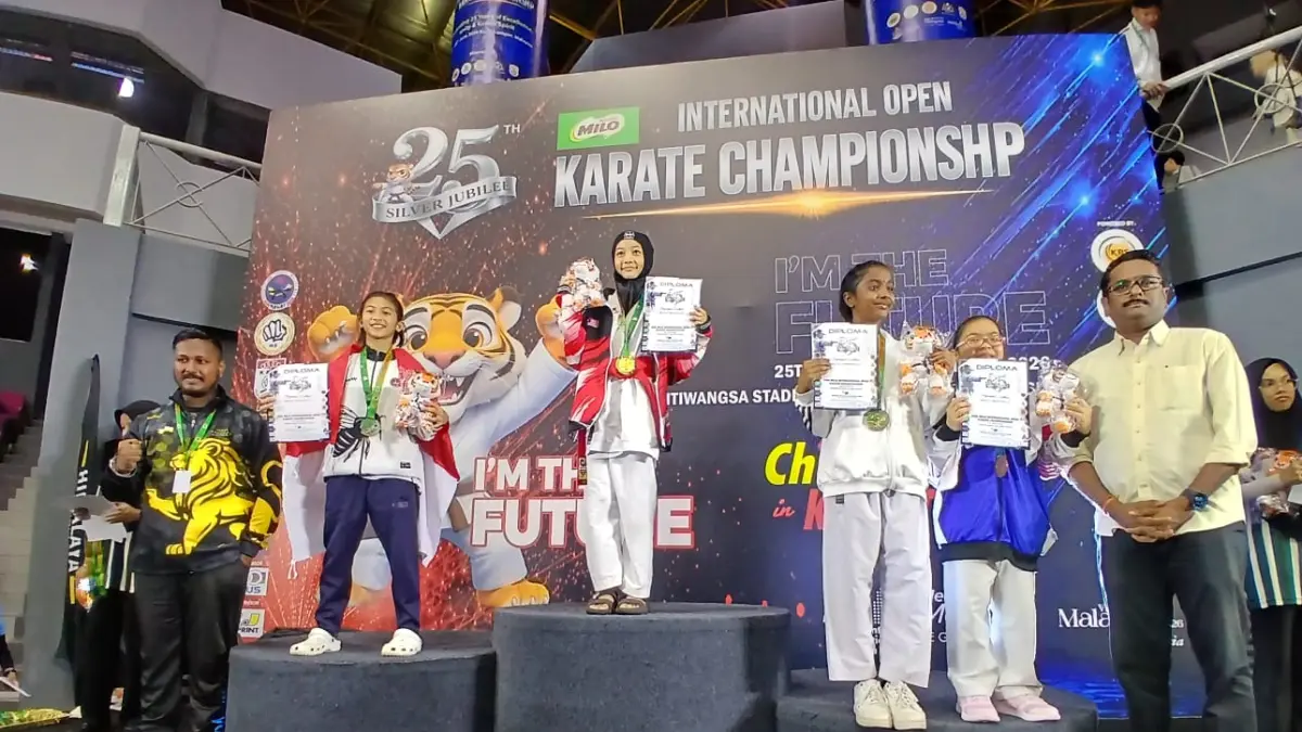 Almira Ghaziya Izzatunnisa meraih medali perak pada ajang MILO International Open Karate Championship 2026. (IST/LOMBOK POST)