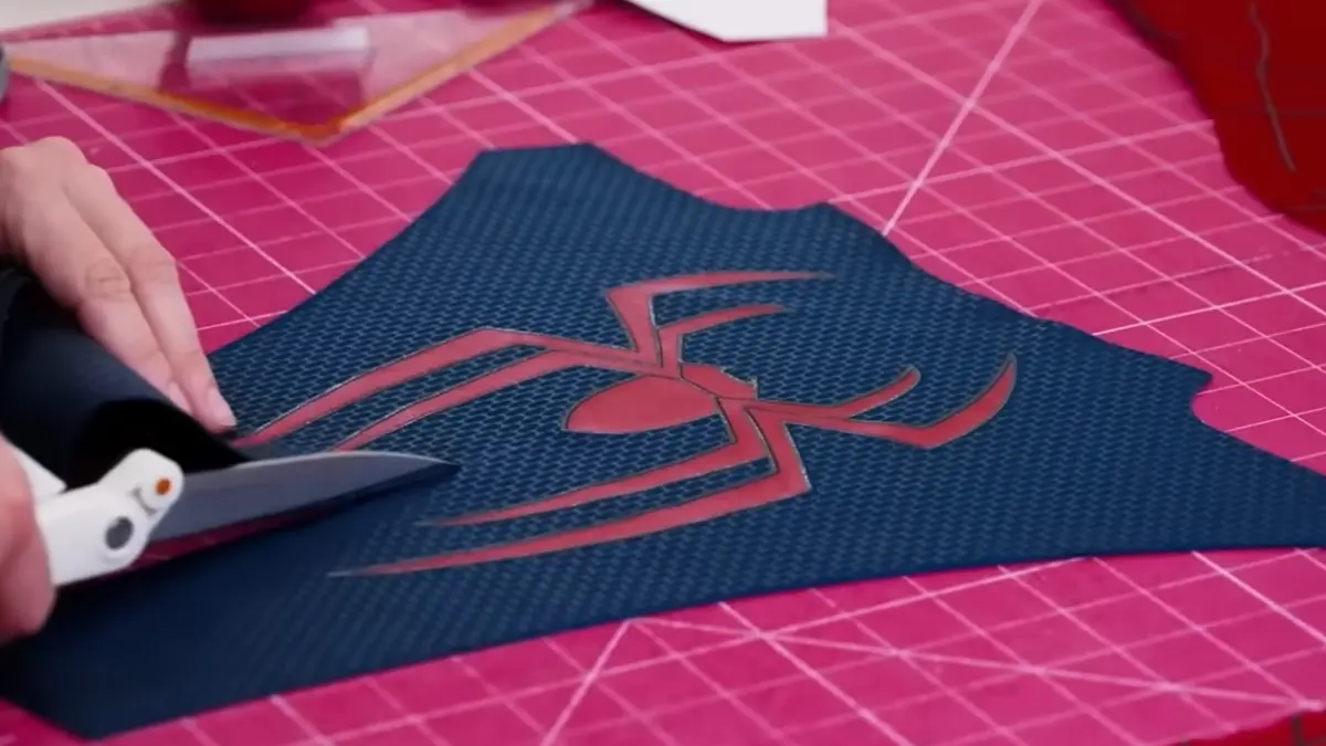 Desain laba-laba kostum Spider-Man.