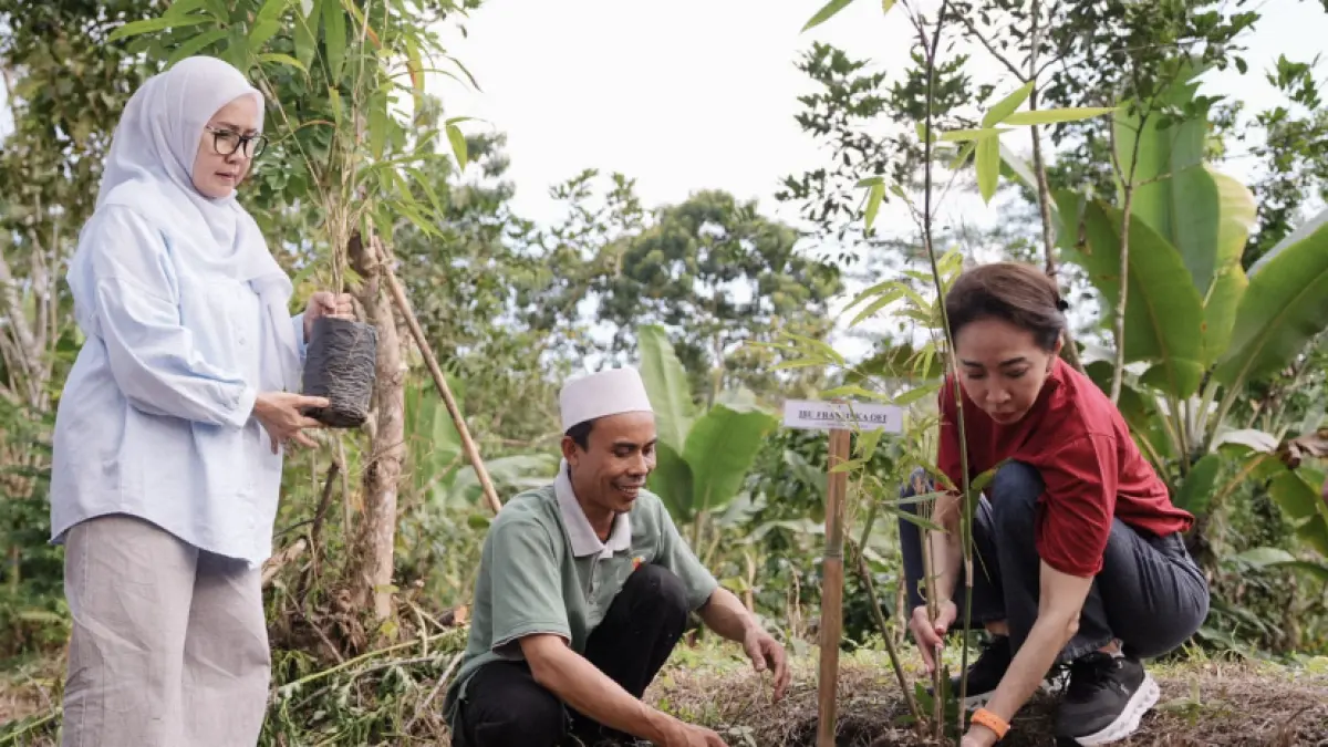 Direktur Compliance, Corporate Affairs & Legal CIMB Niaga, Fransiska Oei (baju merah) didampingi Ketua Koperasi Syariah Wana Makmur Lestari (tengah), dan Kemutraan Yayasan Kehati Rika Anggraini kiri menanam bambu di Dusun Gelogor, Pemepek, Lombok Tengah.