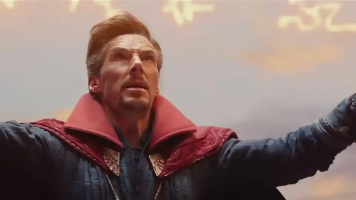Doctor Strange membaca mantra. 