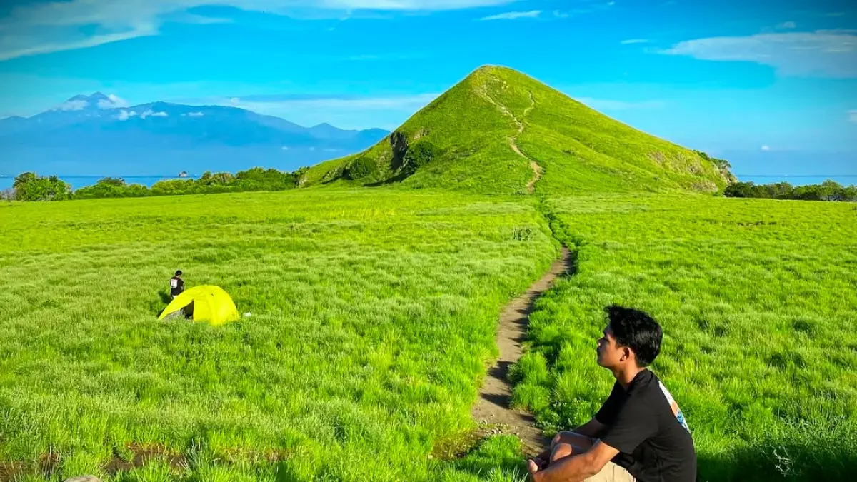 EKSOTIS: Hamparan savana hijau di Pulau Kenawa, surga kecil di Sumbawa Barat. (ISTIMEWA)