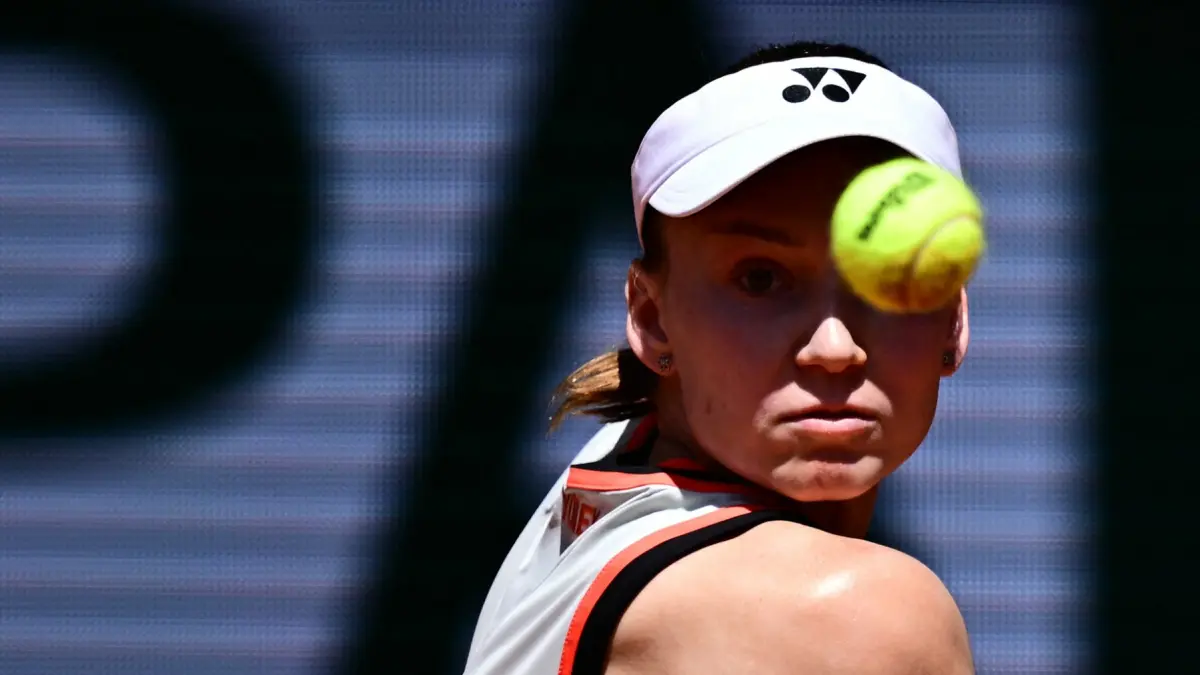 Elena Rybakina berpeluang merebut peringkat 1 dunia dari Aryna Sabalenka jika tampil lebih baik di Wimbledon 2026. (Photo by AFP)