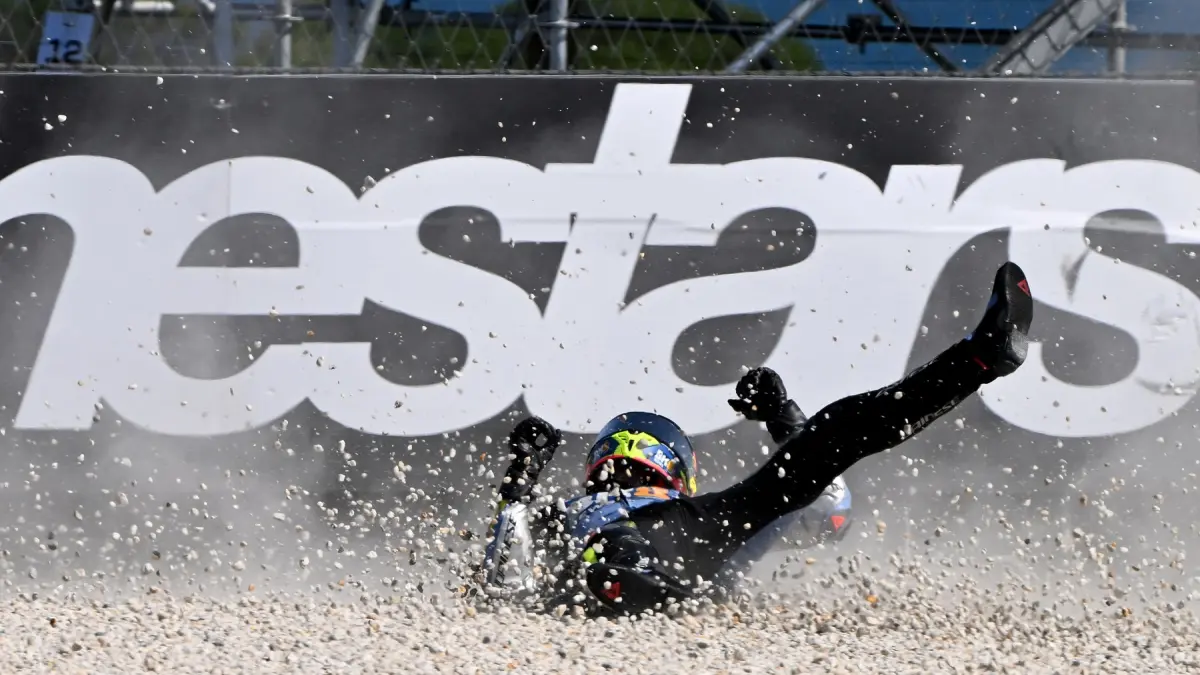 Fermin Aldeguer dipastikan absen di MotoGP Belanda 2026 usai mengalami fraktur tulang belakang T7. Alex Marquez dinyatakan fit balapan. (DOK AFP) 