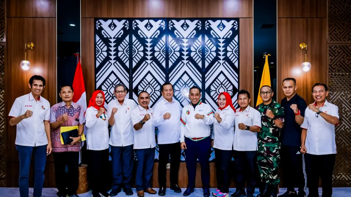 Gubernur NTB Lalu Muhamad Iqbal bersama Ketua KONI NTB Mori Hanafi dan jajarannya usai membahas Porprov XII NTB. (KOMINFOTIK NTB)