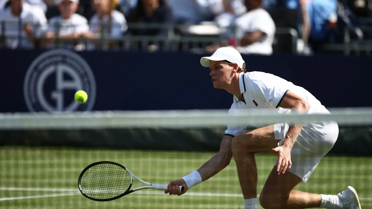Jannik Sinner mengaku siap mempertahankan gelar Wimbledon 2026 meski tanpa turnamen pemanasan dan menegaskan tak ada formula ajaib.(Photo by AFP)