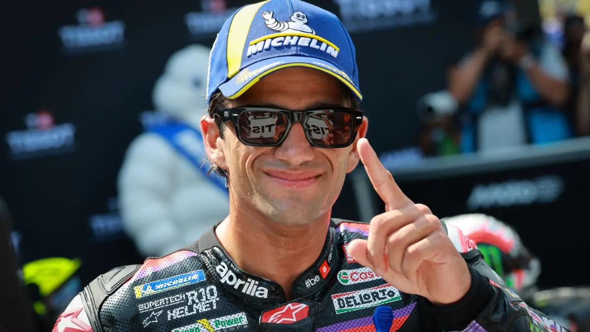 Jorge Martin meraih pole MotoGP Belanda 2026. Aprilia sapu bersih empat posisi terdepan di Assen, Marc Marquez hanya start ketujuh. (motogp.com)
