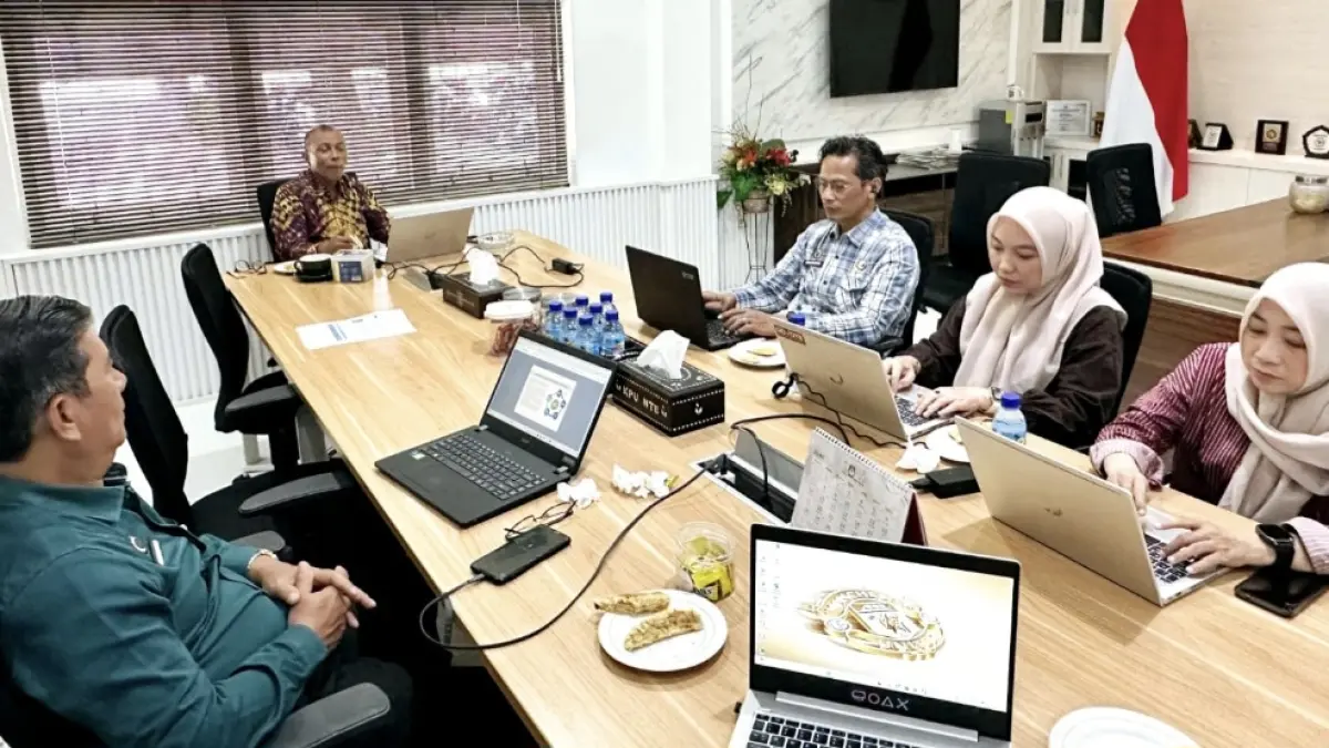Ketua KPU NTB Muhammad Khuwailid (dua dari kiri) memimpin rapat internal untuk menyusun konsep sistem distribusi logistik pemilu berbasis digital, Jumat (26/6).