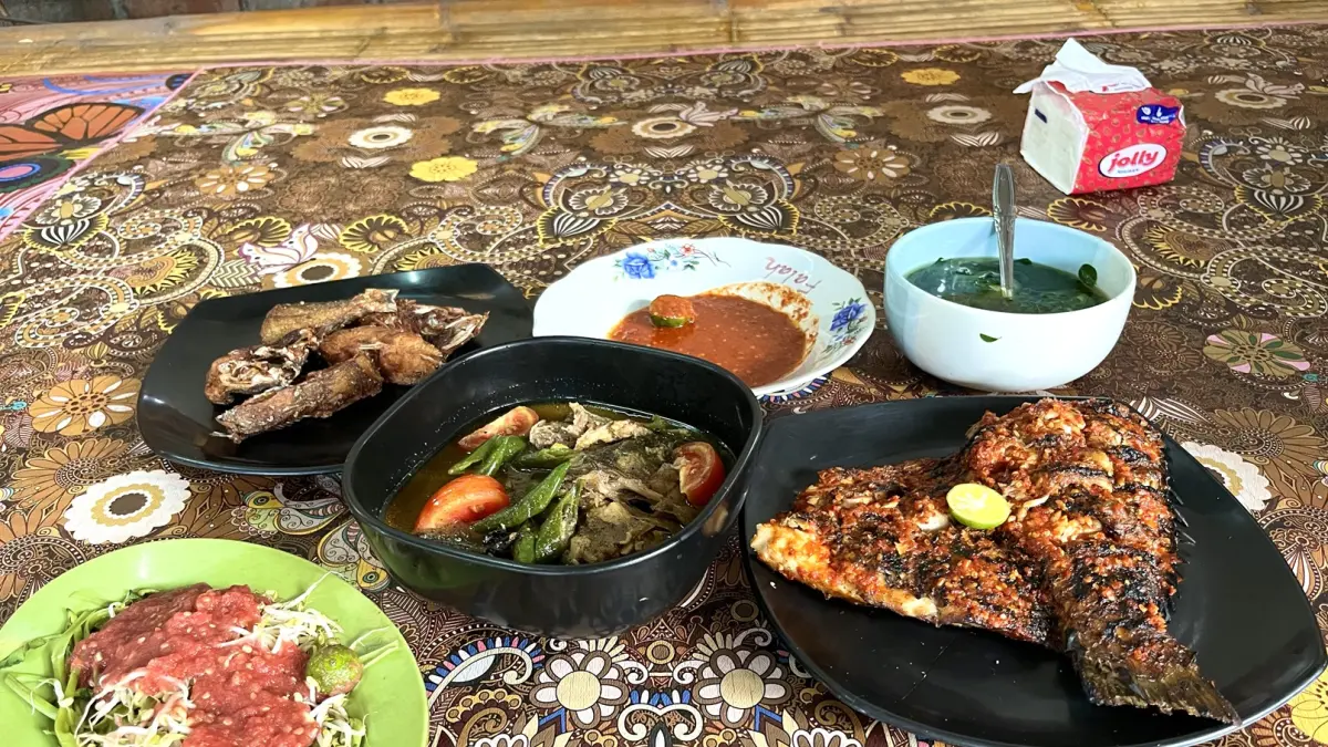 LEZAT DAN MURAH: Penampakan ikan bakar dan menu pendamping lainnya di salah satu lapak yang ada di pinggir jalan Taman Loang Baloq, Mataram. (FERIAL/LOMBOK POST)