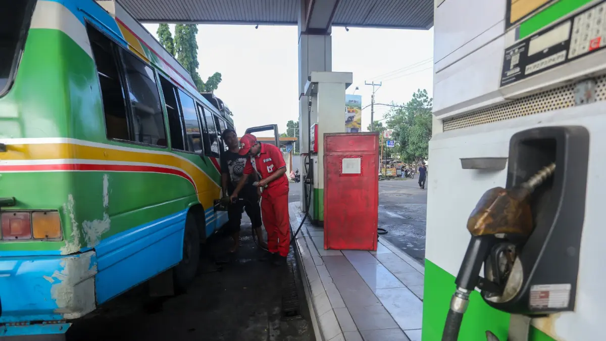 MASIH AMAN: Petugas sedang mengisikan solar ke sebuah kendaraan angkutan umum di SPBU Selagalas, Kota Mataram, Jumat (26/6). (IVAN/ LOMBOK POST)